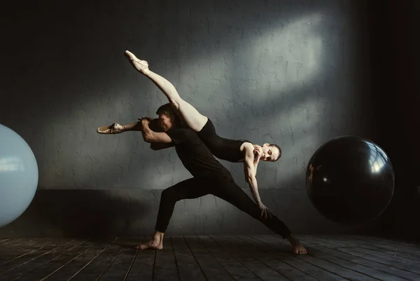 Flexible gymnasts expressing themselves during the rehearsal — Stock Photo, Image