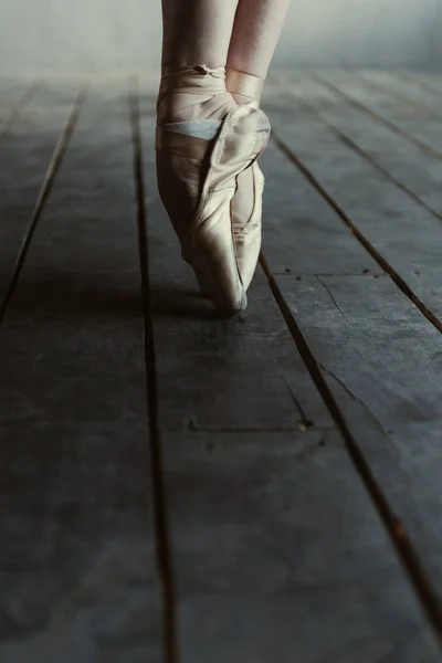 Артистка балета, выступающая на цыпочках в пуантах — стоковое фото