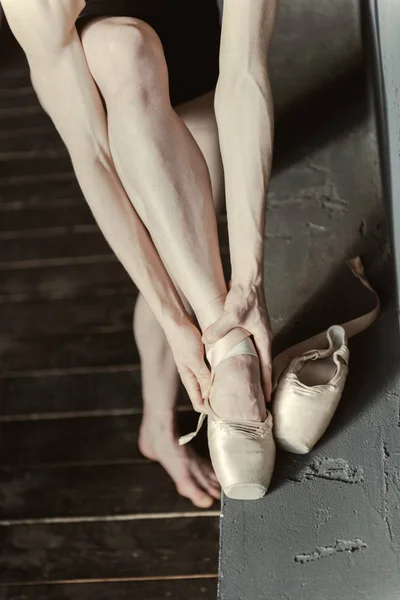 Donna concentrata che indossa le scarpe da balletto in studio — Foto Stock