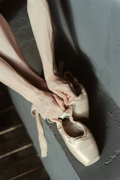 Ballet dancer demonstrating getting ready — Stock Photo, Image