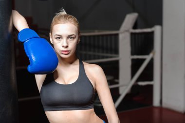 Yumruk çanta üzerinde yaslanmış güzel sarışın kadın