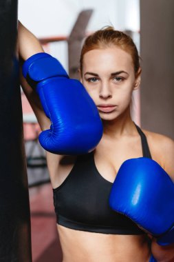 Çok kadın atlet onun spor giyim poz