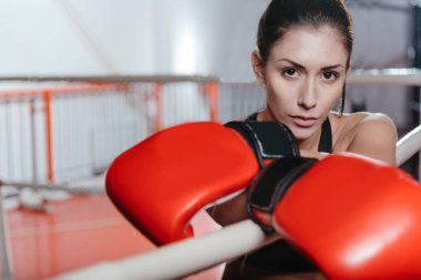 Halatlar üzerinde eğilim kararlı güçlü kadın