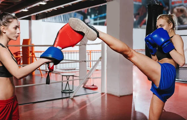 Dos jóvenes boxeadores ayudándose mutuamente a entrenar — Foto de Stock