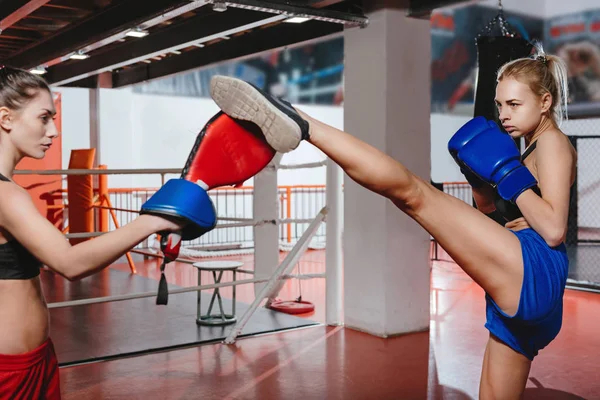 Boxeadoras haciendo ejercicio en un gimnasio — Foto de Stock