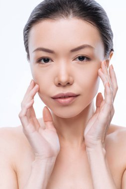 Onun sağlıklı cilt gösteren sevimli Moğol kadın