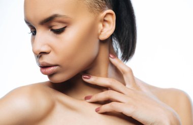 Zarif genç Asyalı kadın cazibe stüdyoda ifade