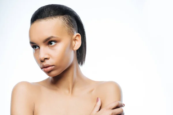 Involucrado joven mujer negra expresando emociones en el estudio — Foto de Stock