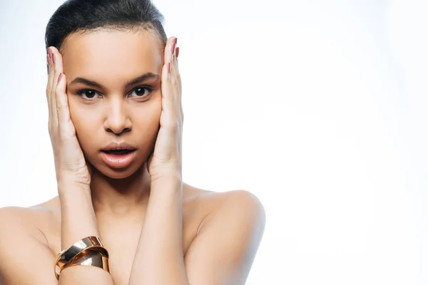 Surpreendida jovem mulher negra expressando emoções no estúdio — Fotografia de Stock