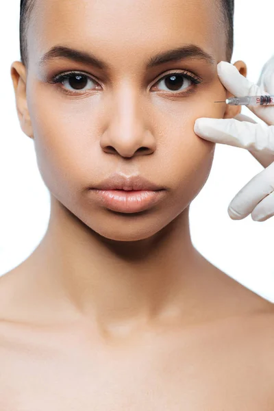 Wanita Negroid sejati yang memiliki janji di lemari kosmetologi — Stok Foto