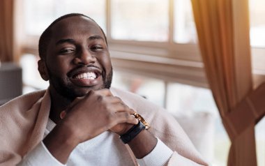 Kafede oturan neşeli Afrikalı-Amerikalı adam