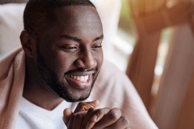 Kafede yemeğe memnun Afrikalı-Amerikalı adam