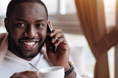 Afrika kökenli Amerikalı adam yemeğini kafede zevk gülümseyen