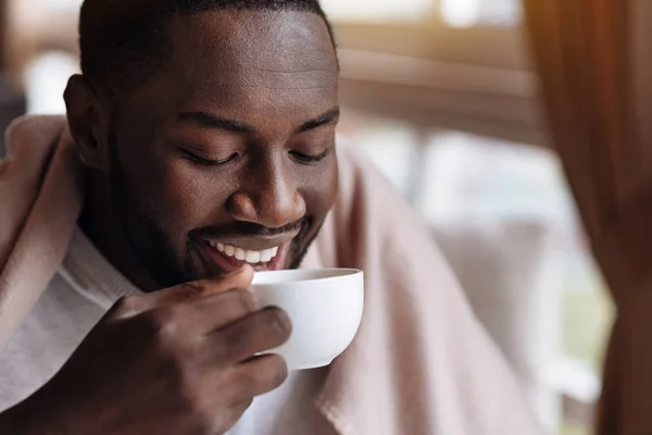 Encantado homem afro-americano desfrutando da xícara de chá — Fotografia de Stock