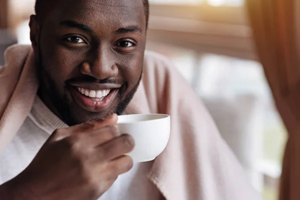 微笑非洲裔美国人享受着那杯茶 — 图库照片
