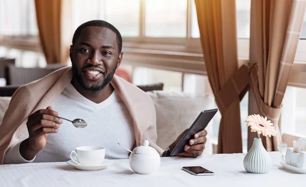 积极的非洲裔美国人享受他在咖啡馆里的早餐 — 图库照片