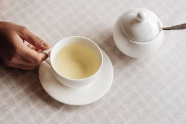 Çay fincan genç Afrikalı-Amerikalı kadının
