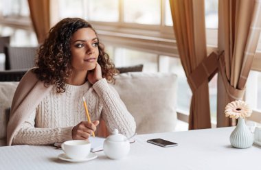 İlham yazar notları kafede yapma