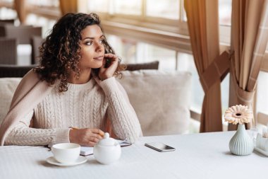 Düşünceli Afrikalı-Amerikalı kadın notlar kafede yapma