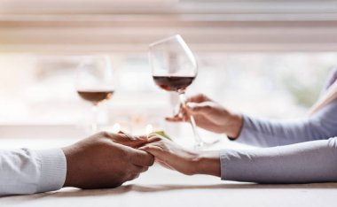 Onların zaman restoranda zevk çekici Afro-Amerikan Çift