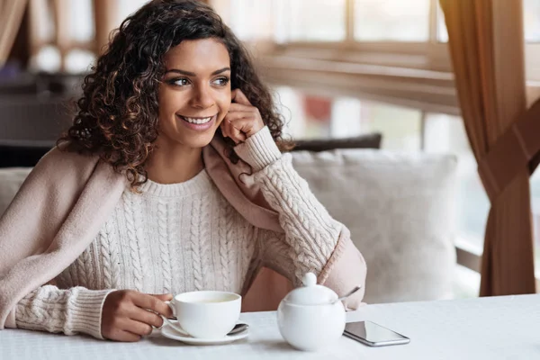 Mujer afroamericana positiva disfrutando de la taza de té — Foto de Stock