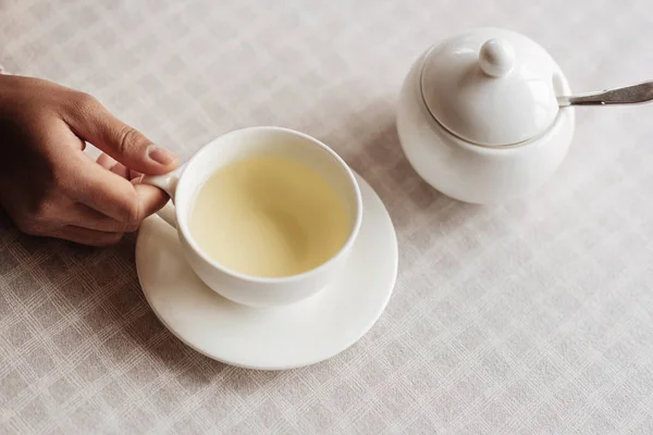 Giovane donna afroamericana godendo la tazza di tè — Foto Stock