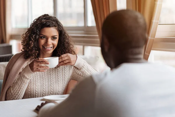 Glückliches afrikanisch-amerikanisches Paar trinkt Tee im Café — Stockfoto