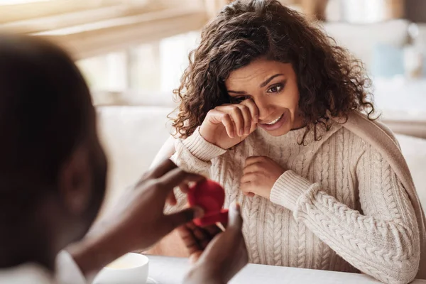 Getroffen Afrikaanse Amerikaanse vrouw krijgen de verlovingsring — Stockfoto