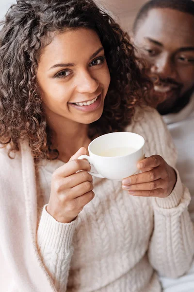 微笑非裔美国人夫妇在咖啡馆有约会 — 图库照片