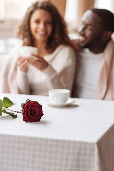 Vrolijke Afrikaanse Amerikaanse echtpaar met de datum in het café — Stockfoto