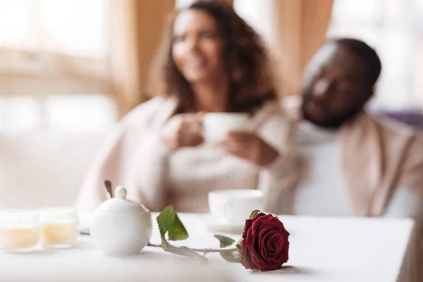 Envolvido casal afro-americano ter a data no café — Fotografia de Stock