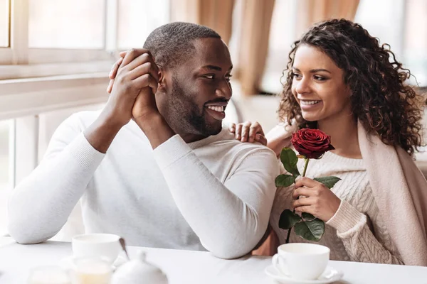 Glada African American par ha datumet i caféet — Stockfoto