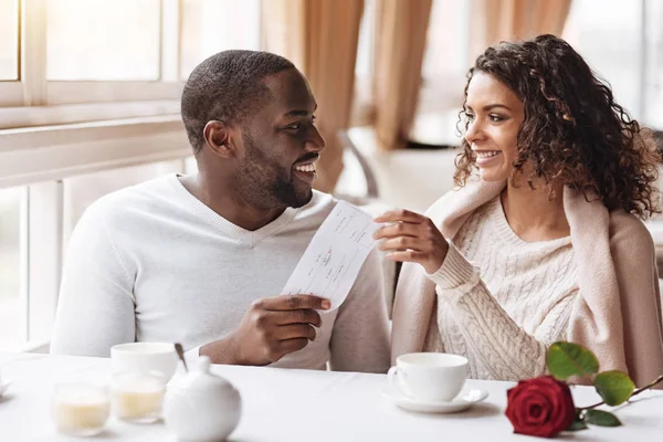 Entzückter afrikanisch-amerikanischer Mann macht der Frau ein Geschenk — Stockfoto