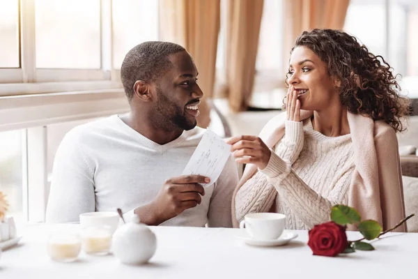 Erstaunt afrikanisch-amerikanische Frau erhält eine Eintrittskarte für das Konzert — Stockfoto