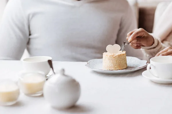 Vreedzame Afrikaanse Amerikaanse echtpaar de cupcake eten in het café — Stockfoto