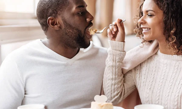 Funny African American couple enjoying the dessert in the cafe — Stock Photo, Image