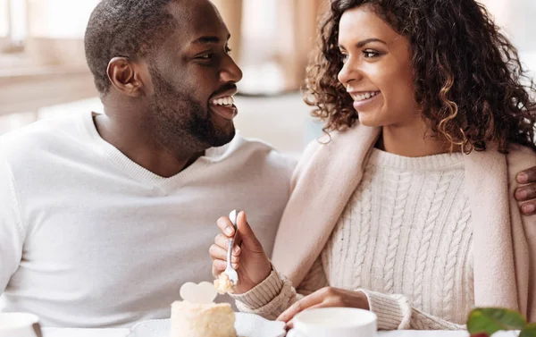 Positieve Afrikaanse Amerikaanse echtpaar geniet van de cupcake in het café — Stockfoto