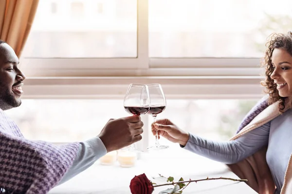 幸福的非洲裔美国夫妇，在餐厅喝葡萄酒 — 图库照片