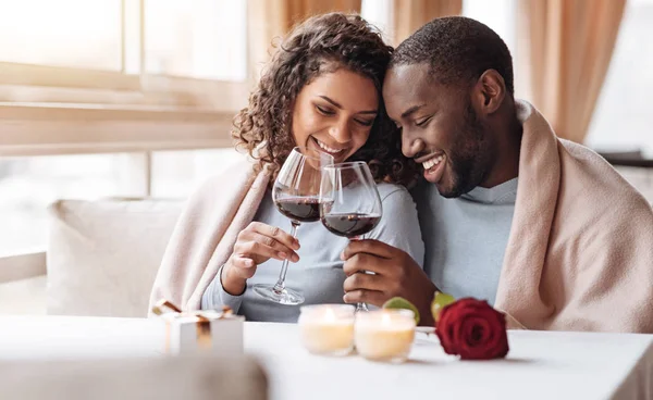 Alegre pareja afroamericana bebiendo vino en el restaurante — Foto de Stock