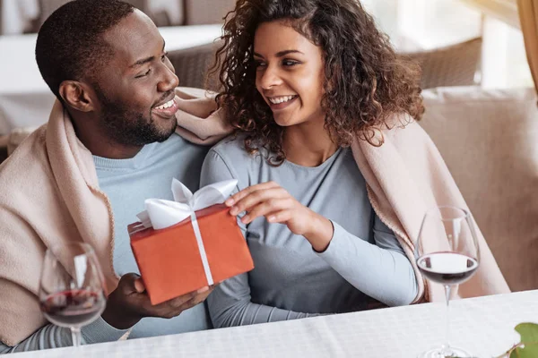 Homme afro-américain joyeux félicitant sa petite amie — Photo