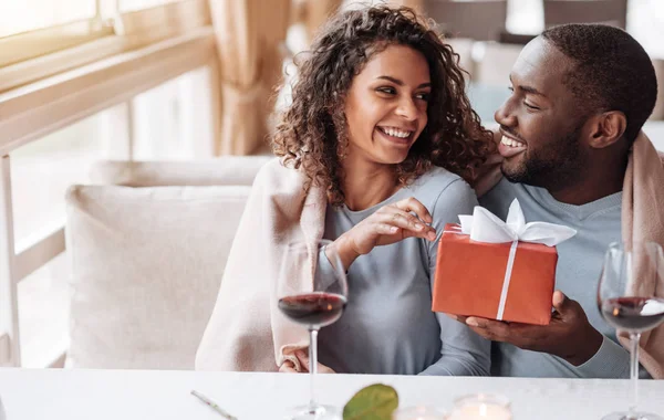 Carinhoso afro-americano homem dando o presente para sua namorada — Fotografia de Stock