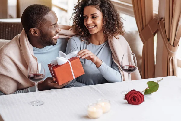 Blij African American man die het vak te geven aan zijn vriendin — Stockfoto