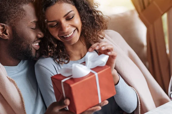 Sonriente mujer afroamericana recibiendo felicitaciones de su novio —  Fotos de Stock