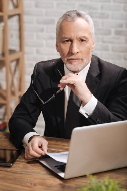 Ofisinde ilgili profesyonel beyefendi