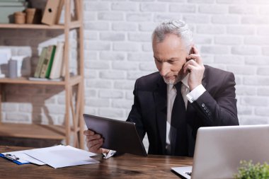 Telefon görüşmesi olumlu yönetici odaklı