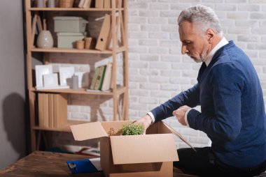 Depresif üst düzey adam eşyalarını toplama