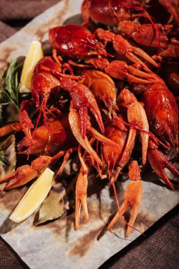 Crayfishes bir tablo üzerinde duran limon ile yakın çekim