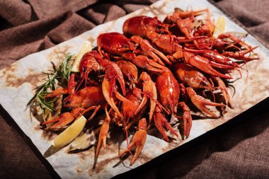 Crayfishes restoranda pide yatan limonlu