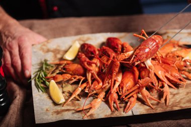Restoranda bir masada duran crayfishes