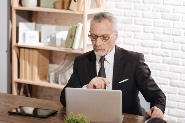 Fokuserad seriös affärsman som arbetar — Stockfoto